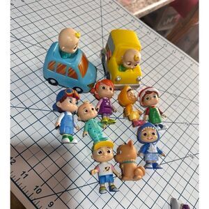 COCOMELON figures and vehicles  219 8175
